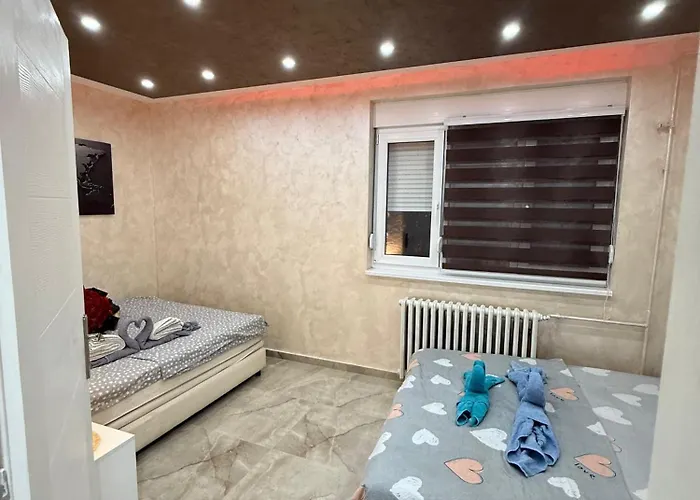 Centar Lux Obrenovac, Na Trgu, Siguran Parking アパート