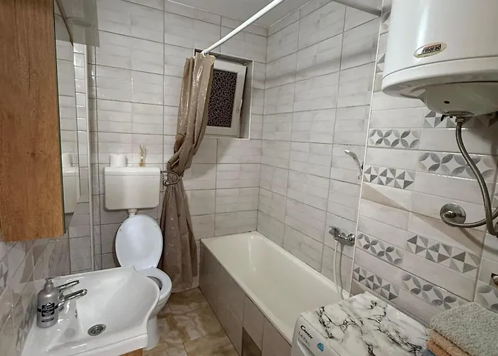 Centar Lux Obrenovac, Na Trgu, Siguran Parking アパート